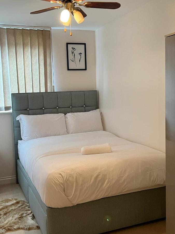 Stylish Luxe Apartment Harlow Zewnętrze zdjęcie