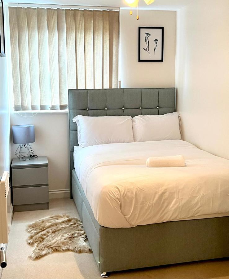 Stylish Luxe Apartment Harlow Zewnętrze zdjęcie