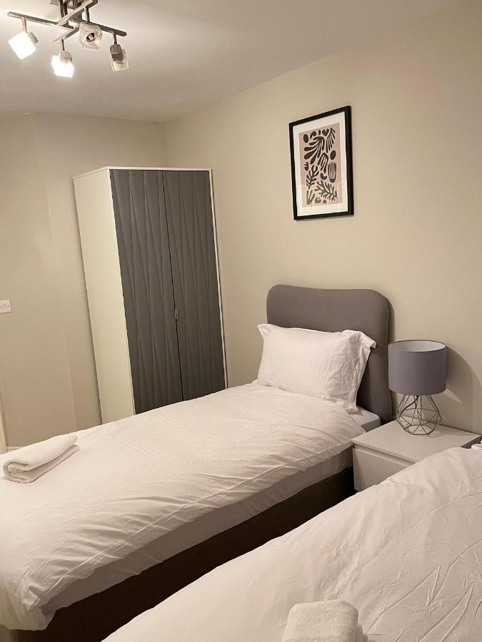 Stylish Luxe Apartment Harlow Zewnętrze zdjęcie