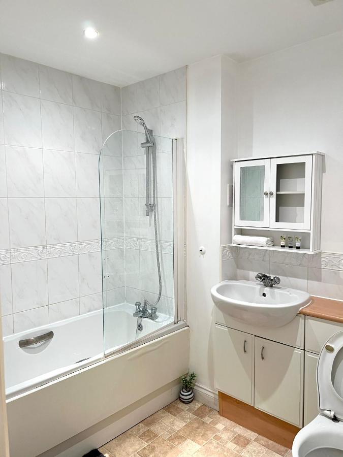 Stylish Luxe Apartment Harlow Zewnętrze zdjęcie